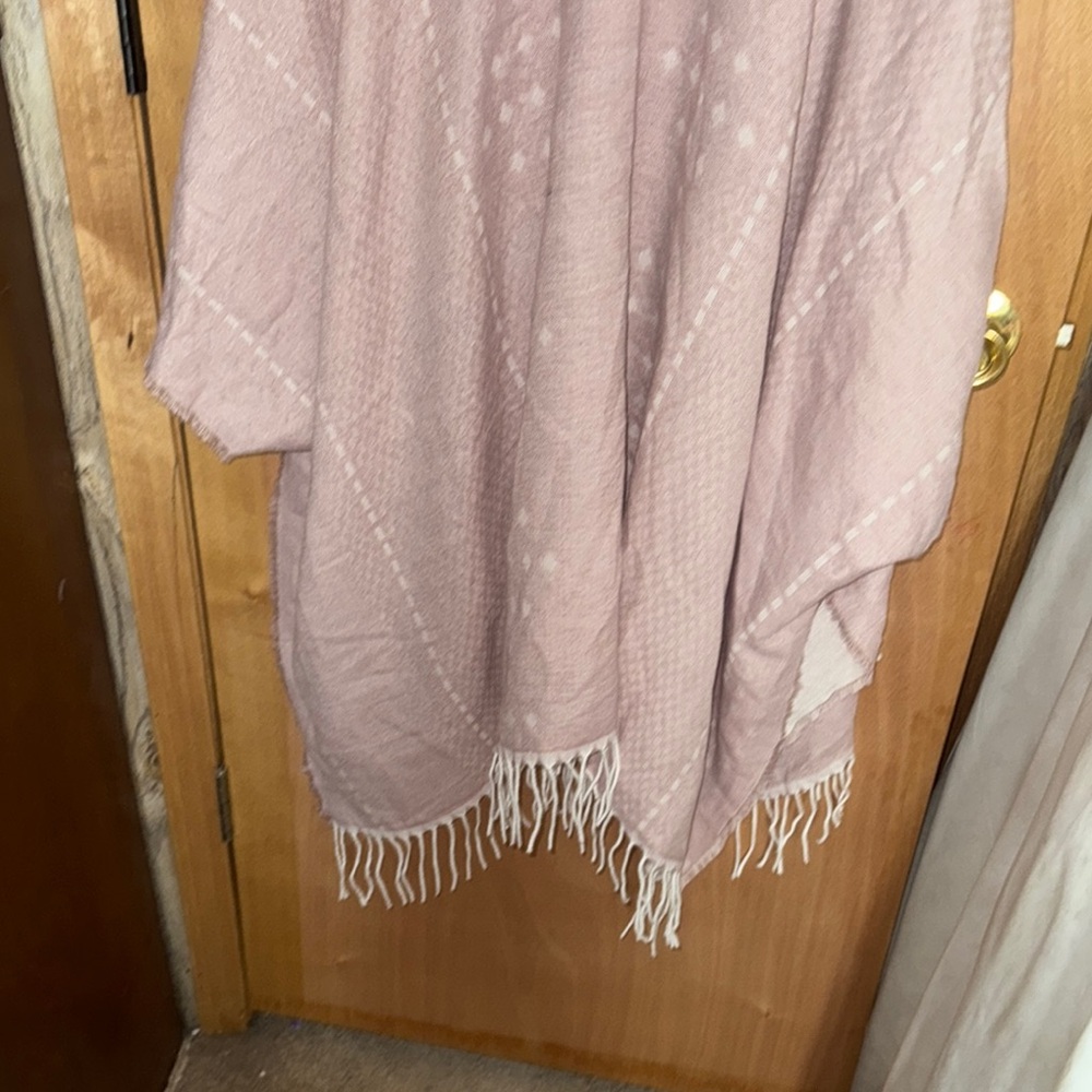 Gentle Fawn M/L Pink Poncho with Fringe and Open Front - Picture 5 of 8